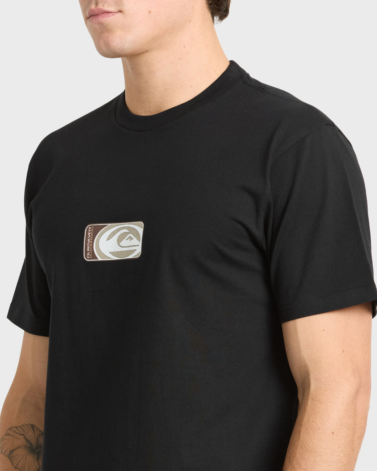 Saturn-Crest-Short-Sleeve-Cotton-T-Shirt-Black-5